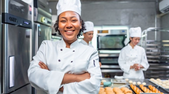 2753828-le-chef-cuisinier-dirige-et-supervise-la-preparation-des-repas-dans-une-cuisine-professionnelle-assurant-la-qualite-et-la-presentation-des-plats-servis-original