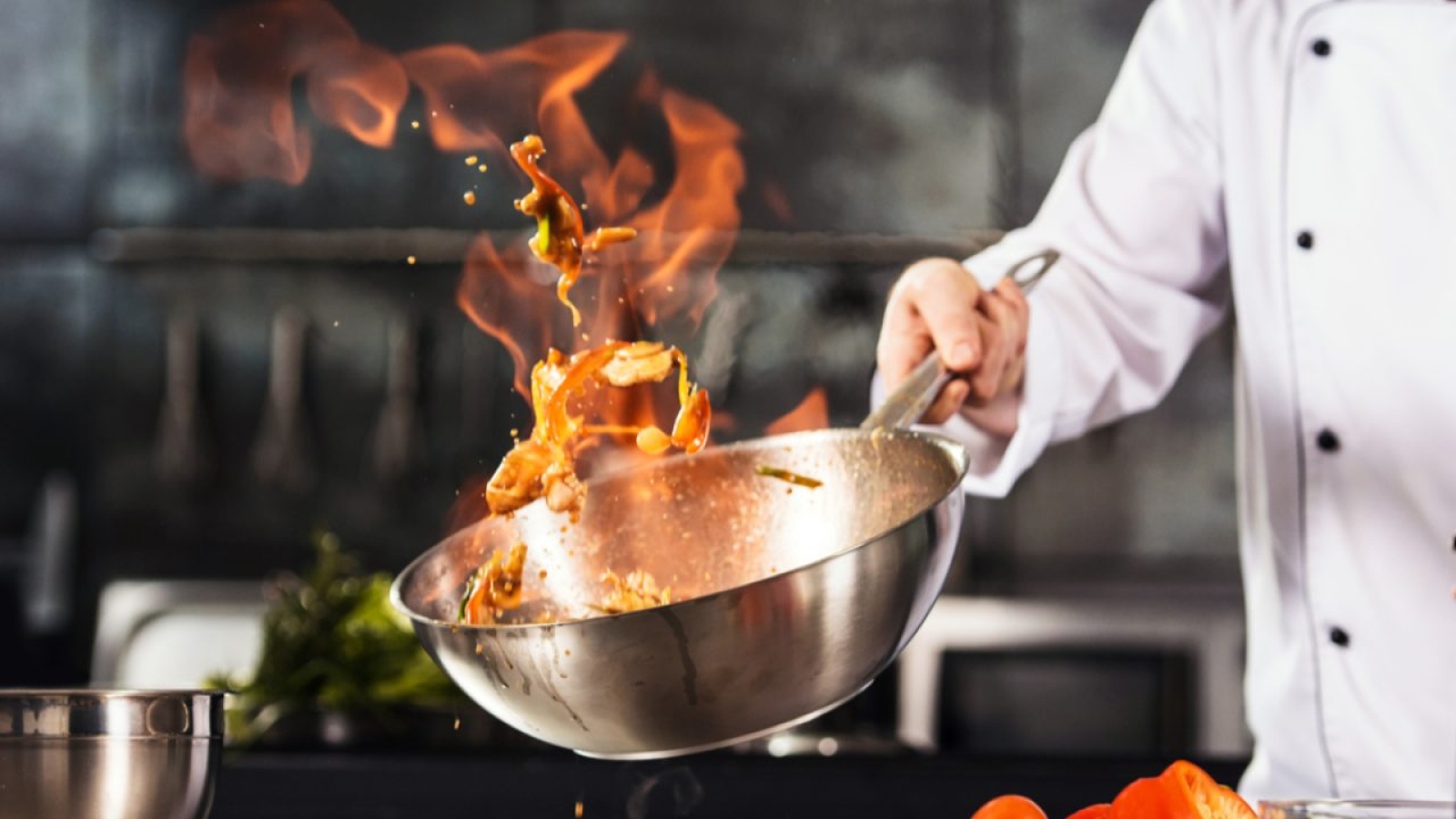 chef-fait-flamber-des-aliments-dans-une-casserole-1280x720